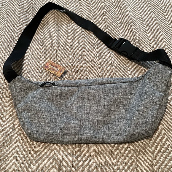 Lululemon on the belt bag- sunrise to sunset festival edition - Picture 2 of 3